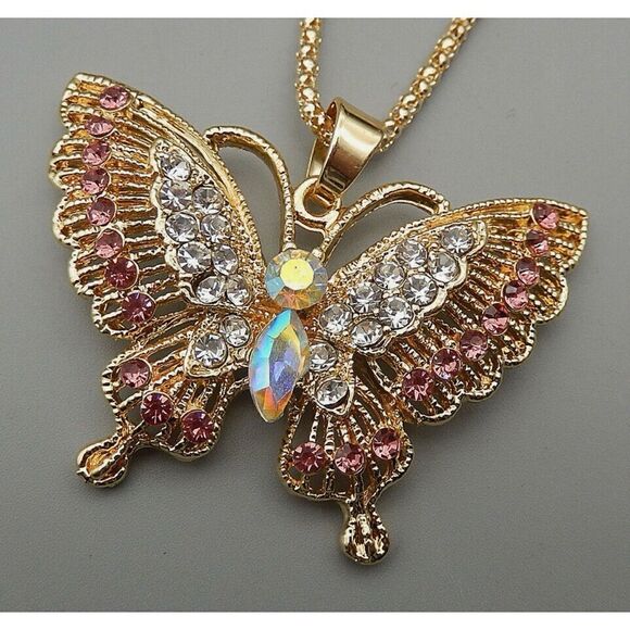 🦋 Betsey Johnson sparkling crystal butterfly pendant necklace 🦋 - Picture 1 of 3